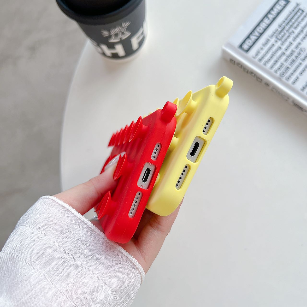 Funda de silicona colorida iPhone 12 / 12 Pro con ventosas